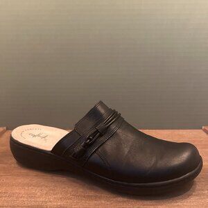 Clarks Womens Black Slip On 1.75" Heel Mules Size 9M